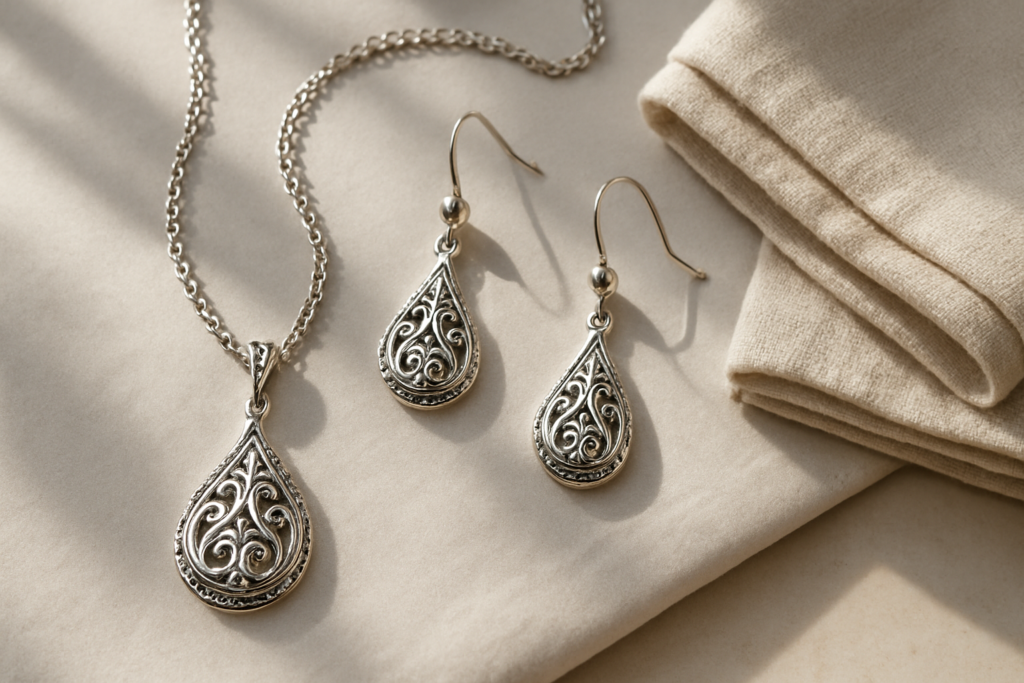 Dowiedz się, jak jak szybko wyczyścić srebro