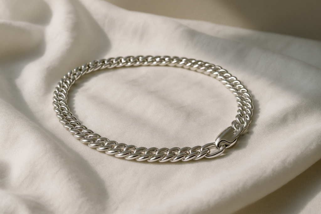 Jak jak umyć srebrny łańcuszek – praktyczny poradnik